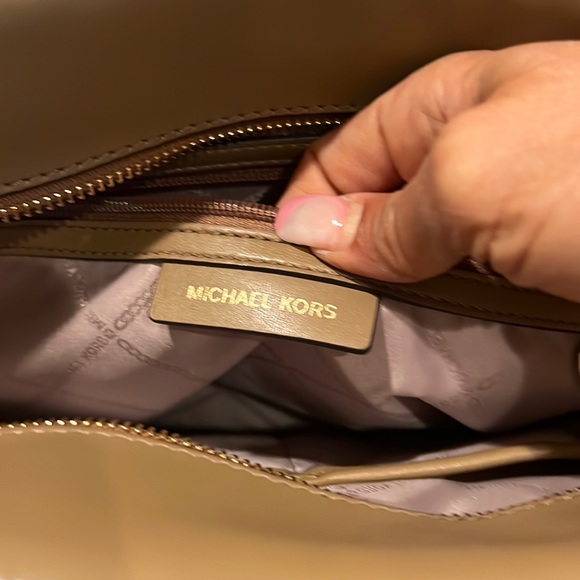 Michael Kors quilted Large Blaire North/South Chain Tote in beige - Picture 7 of 14